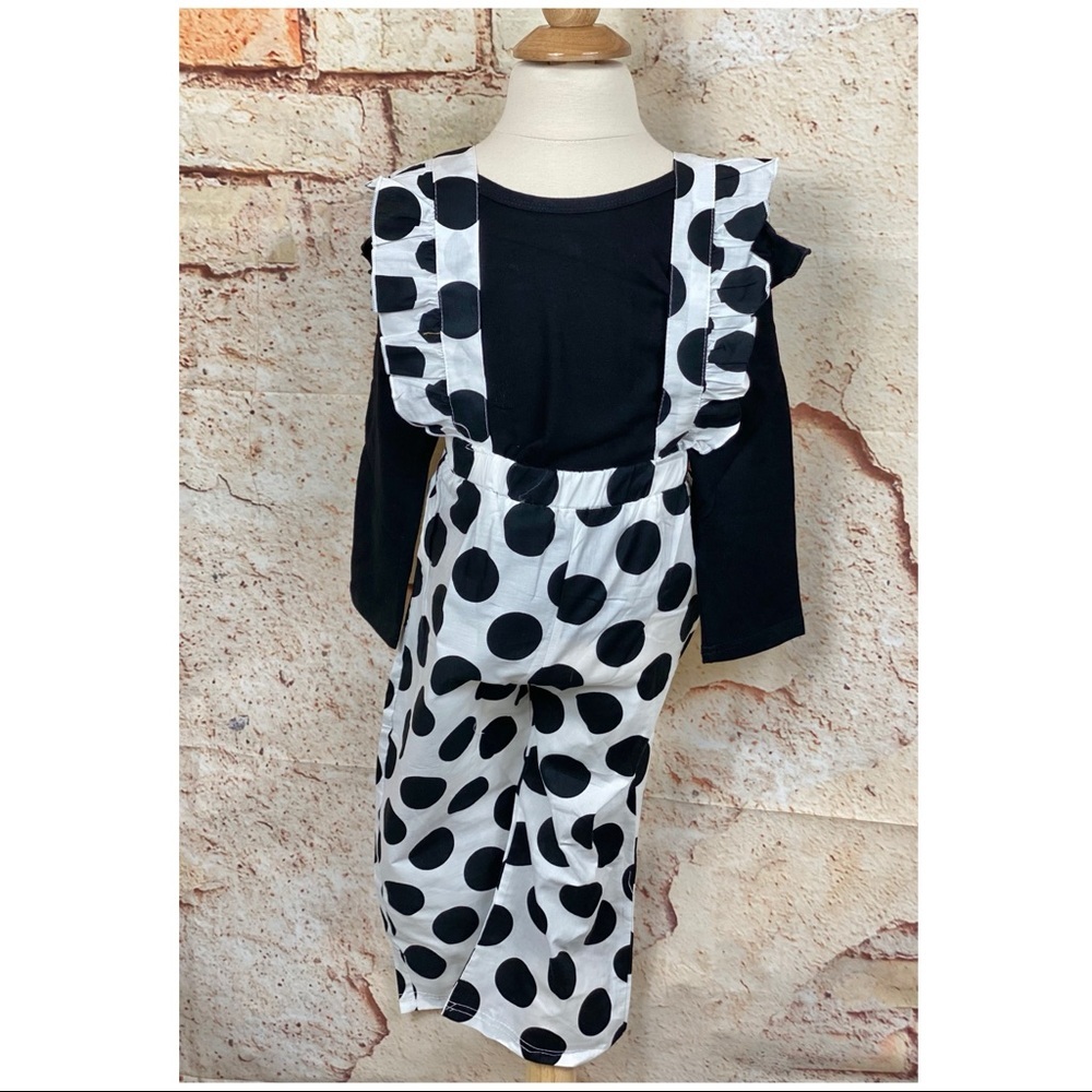 BOUTIQUE NWT White Polka Dot 2 Piece Ruffle Bib Set